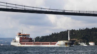 Tàu chở ngũ cốc từ Ukraine đi qua eo biển Bosphorus ở Istanbul, Thổ Nhĩ Kỳ, ngày 7/8/2022. (Ảnh: Xinhua)