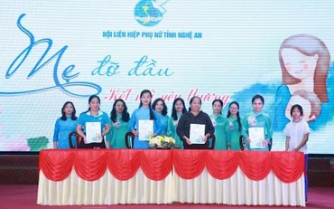 Các đơn vị đỡ đầu ký kết nuôi trẻ mồ côi. (Ảnh: THU HƯƠNG)
