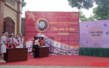 Các em học sinh tham gia thi tìm hiểu về thân thế, quá trình hoạt động cách mạng của đồng chí Tô Hiệu.