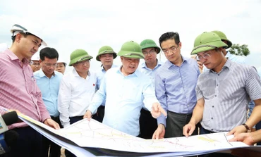 Bí thư Thành uỷ Hà Nội Đinh Tiến Dũng kiểm tra thực địa dự án đường Vành đai 4. 