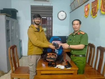 Công an huyện Hoằng Hóa giao trả tài sản cho anh KarnaTak.
