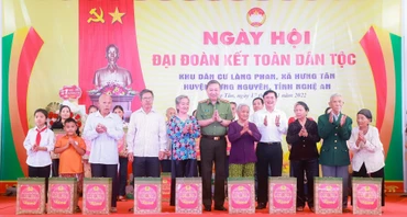 Đại tướng Tô Lâm tặng quà cho người dân ở làng Phan và huyện Hưng Nguyên.