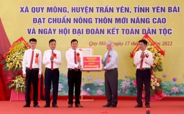 Đồng chí Đỗ Văn Chiến tặng quà và tham gia ngày hội đại đoàn kết toàn dân tộc tại xã Quy Mông.