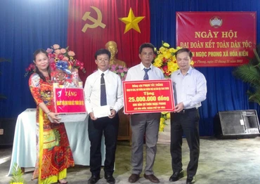 Đồng chí Phạm Tất Thắng, Ủy viên Trung ương Đảng, Phó Trưởng ban Thường trực Ban Dân vận Trung ương tặng quà cho khu dân cư Ngọc Phong (xã Hòa Kiến, thành phố Tuy Hòa, tỉnh Phú Yên). (Ảnh: XUÂN TRIỆU)