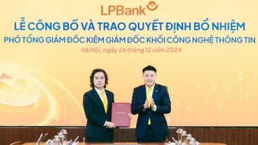 Ông Nguyễn Đức Thụy – Chủ tịch HĐQT LPBank trao quyết định bổ nhiệm cho ông Lưu Danh Đức.