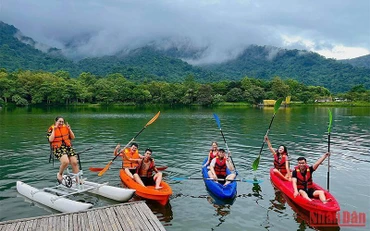 Khách du lịch tham gia các hoạt động tại khu du lịch Thiên Sơn-Suối Ngà trong dịp nghỉ lễ 2/9.
