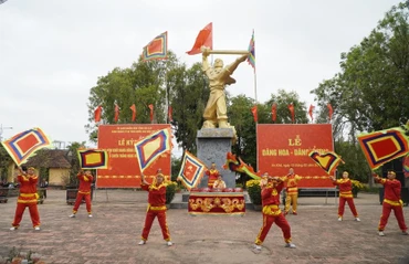 Màn trống trận Tây Sơn do đội nhạc vũ thuộc Bảo tàng Quang Trung (tỉnh Bình Định) biểu diễn. (ẢNH: ĐỨC THỤY)