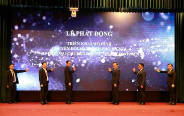 Các đại biểu ấn nút phát động triển khai mô hình chuyển đổi số thành phố Hà Nội và phường chuyển đổi số quận Long Biên.