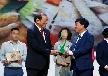 Ông Lê Đại Thăng, Phó Chủ tịch Ủy ban nhân dân thị xã Sơn Tây (Hà Nội) lên nhận giải thưởng sản phẩm du lịch bền vững ASEAN năm 2024.
