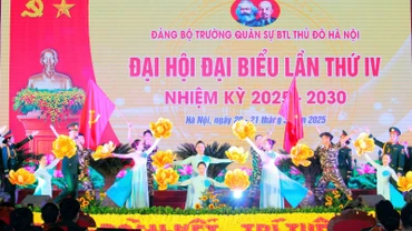 Một tiết mục văn nghệ chào mừng Đại hội Đảng bộ Trường Quân sự Bộ Tư lệnh Thủ đô Hà Nội lần thứ IV.
