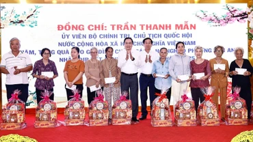 [Ảnh] Chủ tịch Quốc hội tặng quà Tết các gia đình chính sách tại Cần Thơ