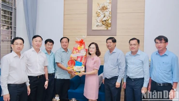 Đồng chí Huỳnh Quốc Việt, Phó Bí thư Thường trực Tỉnh ủy và các đồng chí trong Ban Thường vụ Tỉnh ủy, Ủy ban nhân dân tỉnh Bạc Liêu thăm, tặng quà đồng chí Lê Thị Ái Nam, nguyên Phó Bí Thường trực Tỉnh ủy Bạc Liêu (mới nghỉ hưu).