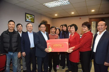 Thủ tướng Phạm Minh Chính thăm và động viên các cán bộ công nhân viên của VOV đang trực Tết. (ẢNnh: TRẦN HẢI)