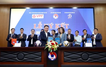 Lãnh đạo VFF và Tập đoàn thể thao Động Lực tại lễ ký kết tài trợ.