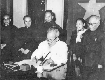 Ngày 1/1/1960, Chủ tịch Hồ Chí Minh ký sắc lệnh công bố Hiến pháp xã hội chủ nghĩa đầu tiên của nước ta. (Ảnh Tư liệu)