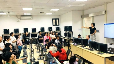 Một lớp đào tạo nghề cho người “yếu thế” do Công ty cổ phần Nghị Lực Sống tổ chức.
