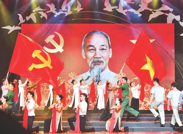 Tiết mục nghệ thuật tại Chương trình Giao lưu điển hình toàn quốc trong học tập và làm theo tư tưởng, đạo đức, phong cách Hồ Chí Minh năm 2024 với tên gọi “Hồ Chí Minh - Hành trình khát vọng”. (Ảnh ĐĂNG KHOA)
