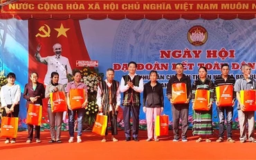 Đồng chí Trần Tuấn Anh trao tặng 12 phần quà cho tập thể và hộ gia đình Liên khu dân cư thôn Thuận Hòa và bon Bu Đắk, xã biên giới Thuận An, huyện Đắk Mil, tỉnh Đắk Nông.
