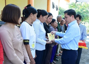 Đồng chí Nguyễn Văn Thể, Ủy viên Trung ương Đảng, Bí thư Đảng ủy Khối các cơ quan Trung ương tặng quà các gia đình có hoàn cảnh khó khăn tại xã Minh Thanh.