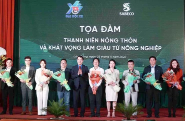 Ban Tổ chức tặng hoa cho các đại biểu, thanh niên nhận giải thưởng Lương Định Của điển hình qua các thời kỳ tham gia tọa đàm.