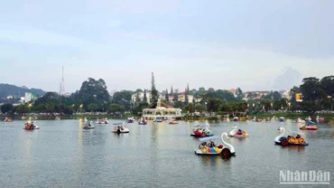 Trên hồ Xuân Hương, thành phố Đà Lạt dịp Lễ 30/4.