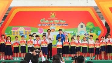 Trao 50 suất học bổng "Tiếp sức cho em đến trường" và hàng nghìn phần quà tặng thiếu nhi