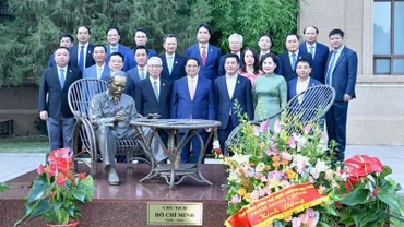 Thủ tướng Phạm Minh Chính thăm, nói chuyện với cán bộ, nhân viên Đại sứ quán, bà con cộng đồng người Việt Nam ở Trung Quốc 