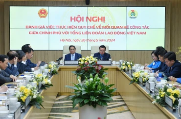 Thủ tướng Phạm Minh Chính và Chủ tịch Tổng Liên đoàn Lao động Việt Nam Nguyễn Đình Khang chủ trì hội nghị. (Ảnh: TRẦN HẢI)