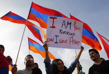 Người biểu tình giơ biểu ngữ đòi hòa bình cho Nagorno-Karabakh, vùng tranh chấp giữa hai nước láng giềng Armenia và Azerbaijan. Ảnh: CEPA