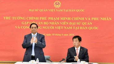 Thủ tướng Phạm Minh Chính gặp gỡ cán bộ, nhân viên Đại sứ quán, cộng đồng người Việt Nam tại Hàn Quốc