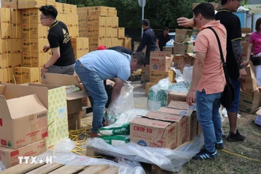Các mặt hàng thực phẩm được các nhà hảo tâm quyên tặng để phân phát cho những hộ kinh doanh bị thiệt hại tại Marywilska. (Ảnh: Ngọc Biên/TTXVN)