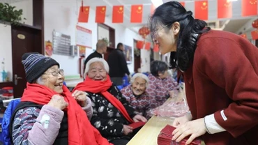 Ảnh minh họa: Người già được chăm sóc sức khỏe tại một viện dưỡng lão ở tỉnh Hà Bắc, Trung Quốc. (Ảnh: Nhân Dân Nhật báo)
