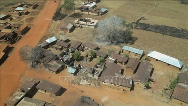 Nhiều ngôi nhà bị phá hủy trong loạt vụ tấn công vào ngôi làng ở bang Plateau, miền Trung Nigeria, ngày 27/12/2023. Ảnh minh họa: AFP/TTXVN