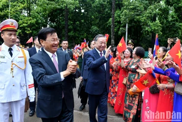 Nhân dân Thủ đô Hà Nội chào đón Tổng Bí thư, Chủ tịch nước Lào Thongloun Sisoulith. (Ảnh: ĐĂNG KHOA) 