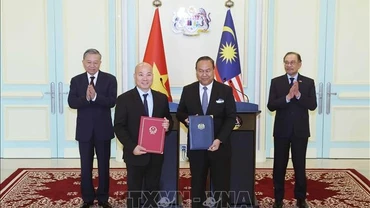 [Ảnh] Tổng Bí thư Tô Lâm và Thủ tướng Malaysia chứng kiến trao đổi các văn kiện hợp tác giữa 2 nước