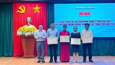 Phó Chủ tịch Thường trực Ủy ban nhân dân tỉnh Đắk Lắk Nguyễn Tuấn Hà trao tặng Bằng khen của Chủ tịch Ủy ban nhân dân tỉnh cho các tập thể có thành tích xuất sắc trong công tác cải cách hành chính năm 2023.