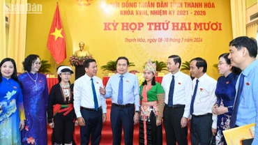 Chủ tịch Quốc hội Trần Thanh Mẫn với các đại biểu HĐND tỉnh Thanh Hóa tại kỳ họp. (Ảnh DUY LINH)