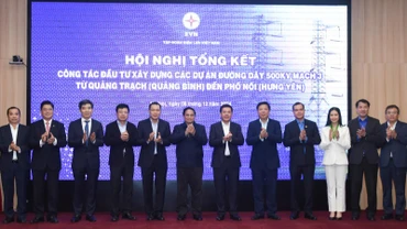 Thủ tướng Phạm Minh Chính và lãnh đạo Bộ Công thương, Tập đoàn Điện lực Việt Nam.
