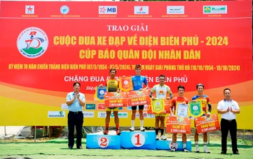 Ban tổ chức trao thưởng tới các tay đua xuất sắc ở chặng 4.