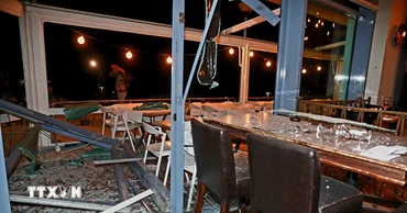 Một nhà hàng bị hư hại sau vụ phóng tên lửa từ Iran, tại Tel Aviv, Israel, ngày 1/10. (Ảnh: THX/TTXVN)