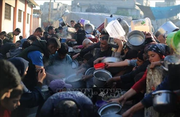 Người dân xếp hàng chờ được phát thức ăn cứu trợ tại Rafah, Dải Gaza, ngày 14/3/2024. Ảnh: THX/TTXVN