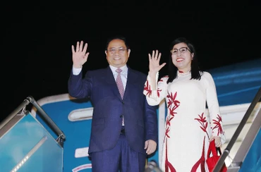 Thủ tướng Phạm Minh Chính và Phu nhân lên đường tham dự Hội nghị thường niên lần thứ 54 của Diễn đàn Kinh tế Thế giới tại Davos, Thụy Sĩ và thăm chính thức Hungary, Romania. (Ảnh: Dương Giang/TTXVN)