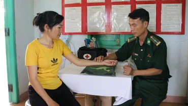 Thầy thuốc quân hàm xanh tận tâm chữa bệnh cho nhân dân biên giới 
