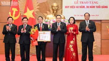 Chủ tịch Quốc hội Trần Thanh Mẫn dự Lễ trao tặng Huy hiệu 40 năm, 30 năm tuổi Đảng