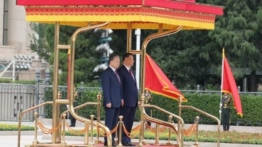 Tổng Bí thư, Chủ tịch nước Tô Lâm và Tổng Bí thư, Chủ tịch nước Trung Quốc Tập Cận Bình trên bục danh dự, nghe quân nhạc cử Quốc thiều hai nước. Ảnh: Trí Dũng – TTXVN