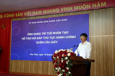 Lãnh đạo quận Cầu Giấy giới thiệu ứng dụng trí tuệ nhân tạo hỗ trợ hỏi - đáp thủ tục hành chính.