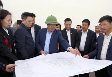 Bí thư Thành ủy Hà Nội Đinh Tiến Dũng cùng đoàn đi kiểm tra thực địa công tác giải phóng mặt bằng dự án đầu tư xây dựng đường Vành đai 4-Vùng Thủ đô Hà Nội tại huyện Thanh Oai. (Ảnh Duy Linh)