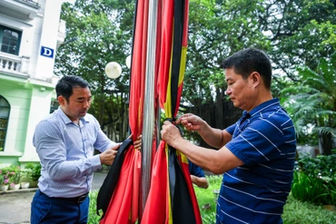 Nhiều cơ quan, công sở ở Hà Nội treo cờ rủ, bày tỏ lòng tiếc thương Tổng Bí thư Nguyễn Phú Trọng. Ảnh: Thành Đạt.