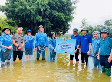 Thành Đoàn Hà Nội, Hội Liên hiệp Thanh niên thành phố Hà Nội trao quà là xuồng máy, nước uống, áo mưa... cho Đoàn Thanh niên huyện Chương Mỹ hỗ trợ người dân vùng lũ.