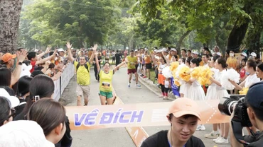 Các vận động viên về đích.